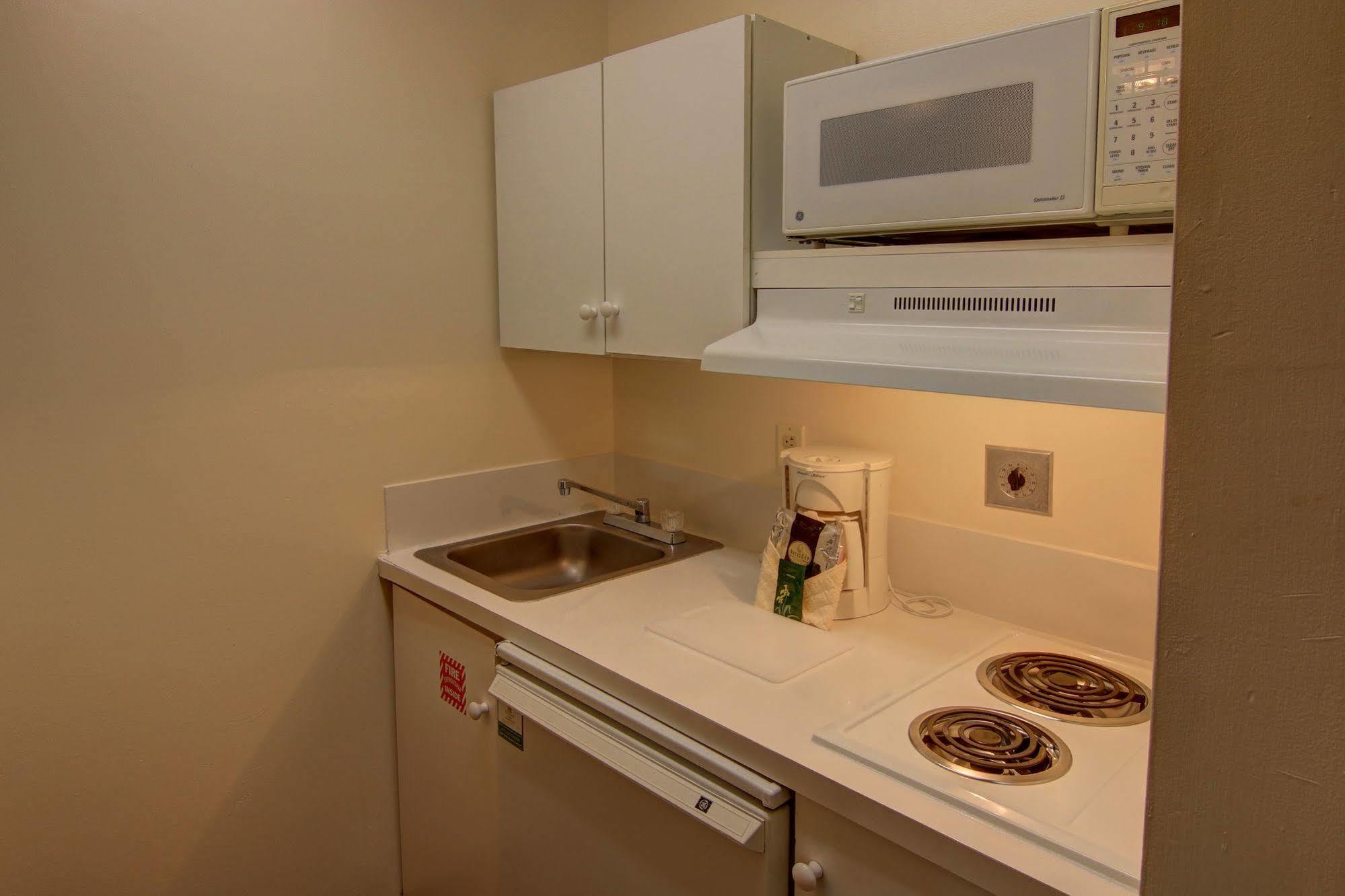 Intown Suites Extended Stay Atlanta Ga - Снелвил Екстериор снимка