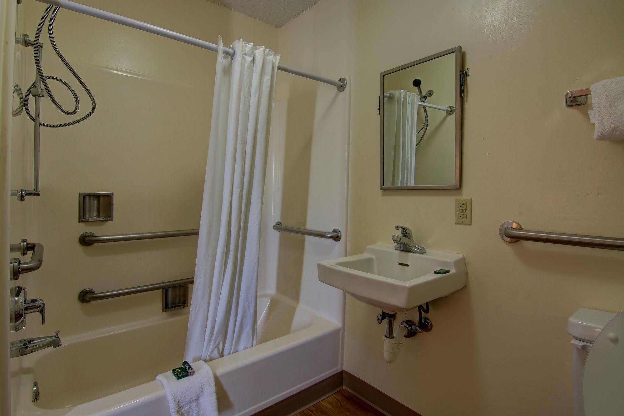 Intown Suites Extended Stay Atlanta Ga - Снелвил Екстериор снимка