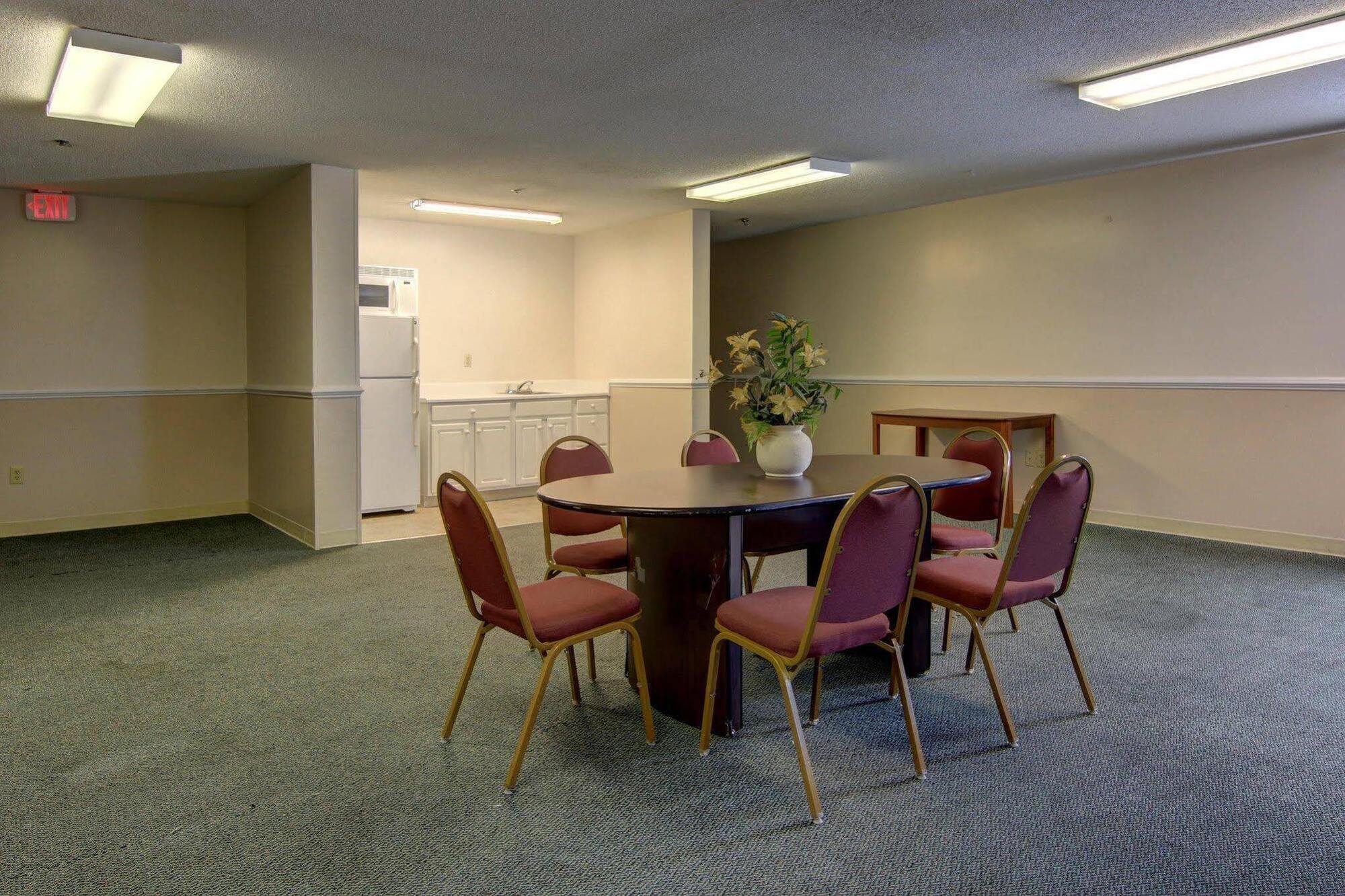 Intown Suites Extended Stay Atlanta Ga - Снелвил Екстериор снимка